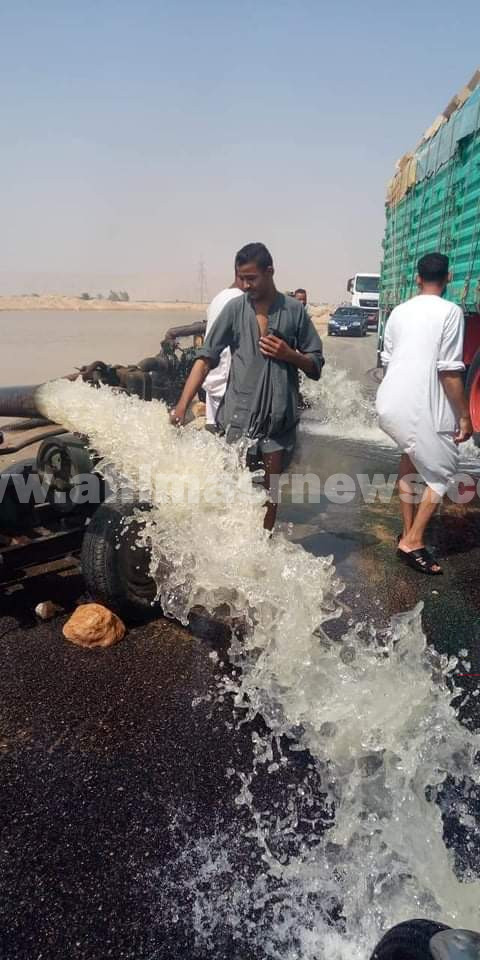 أهالي البطحة يرفعون مياه السيول