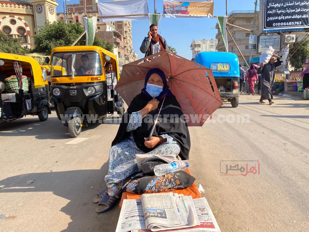 بائعة الجرائد بالبحيرة