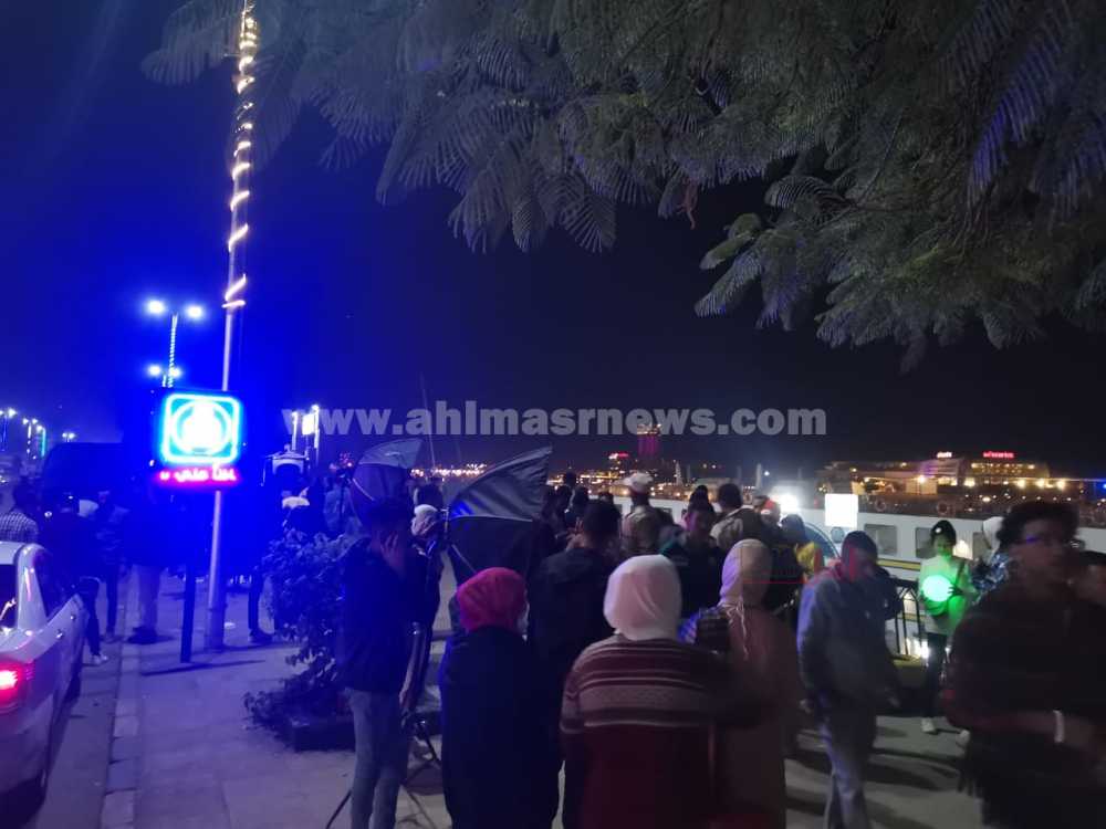 تزاحم المواطنين أمام كورنيش النيل بأسوان للاحتفال برأس السنة