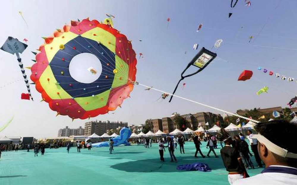 مهرجان الطائرات الورقية في غوجارات طيران على الطقوس الهندية أهل مصر