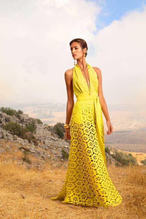 الاصفر ضمن الفساتين الناعمة في 2021