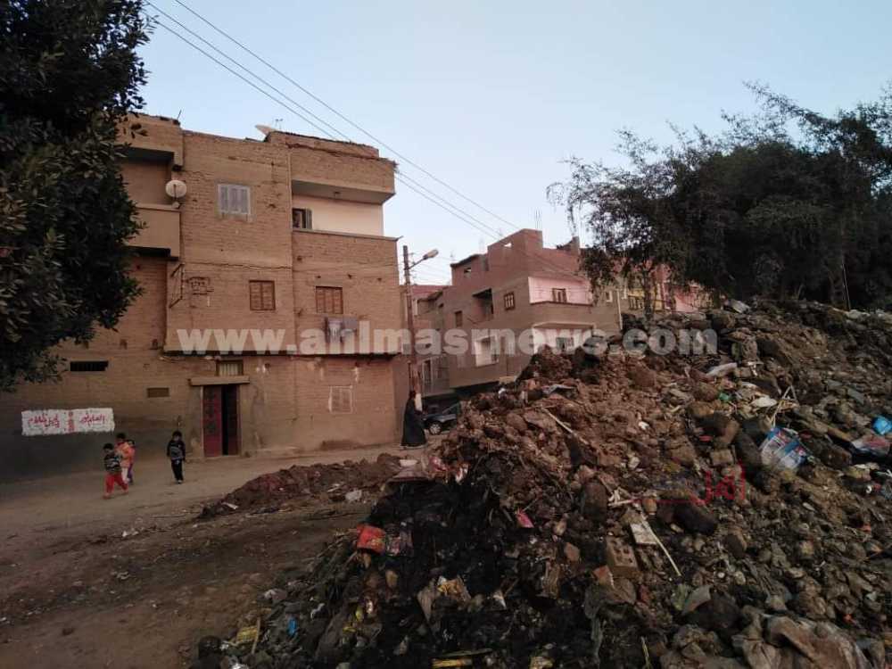 المخلفات والقمامة أمام قرية دير بصره بمركز الفتح فى أسيوط 