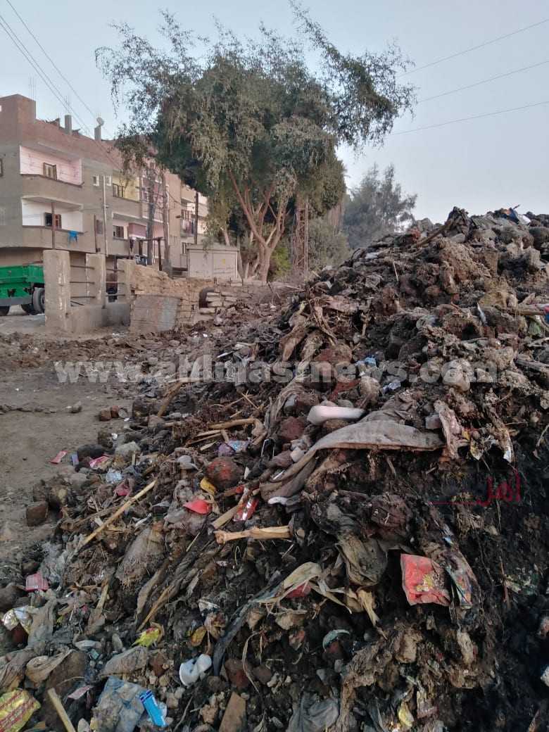 المخلفات والقمامة أمام قرية دير بصره بمركز الفتح فى أسيوط 