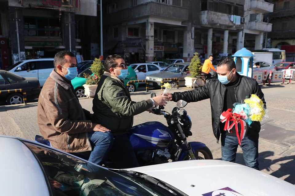 بالورود الشرطة تحتفل بعيدها فى شوارع بورسعيد
