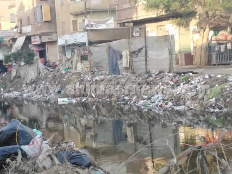 تلال القمامة تحاصر قرى القليوبية