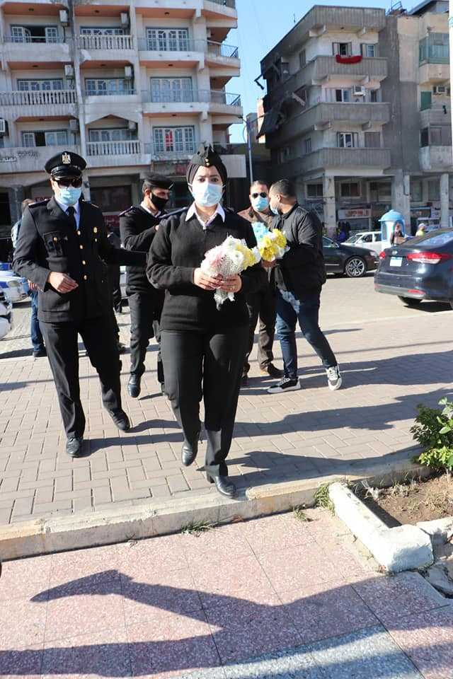 توزيع الورود على المواطنين فى شوارع بورسعيد