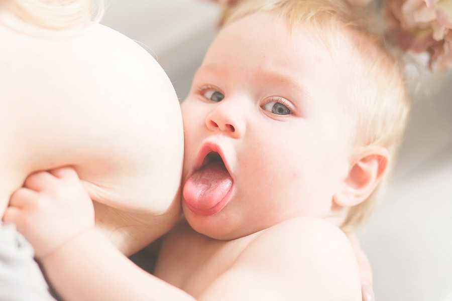 طفل يعض صدر أمه