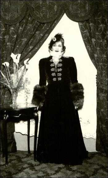 فستان الملكة نازلي الأسود