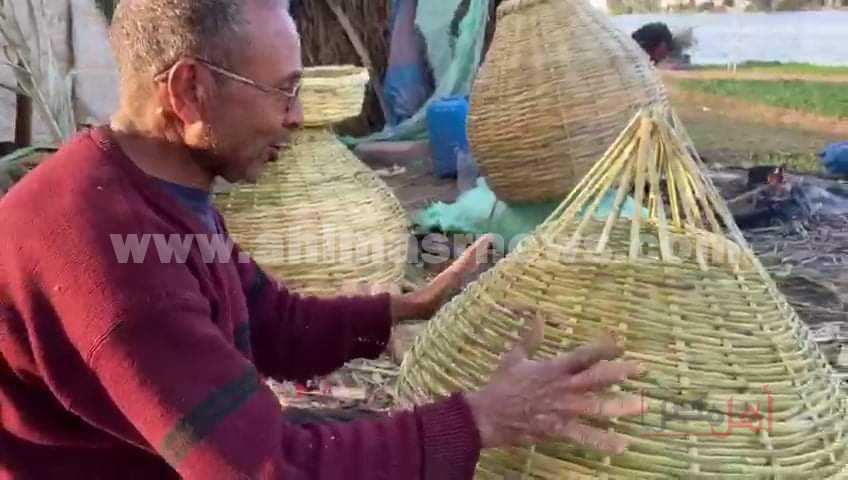 فقد بصره في صناعة الخوص بالبحيرة ورفض التخلي عنها 