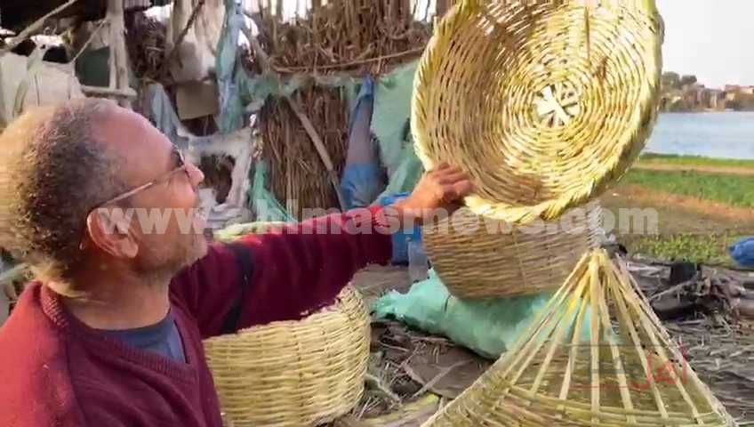 فقد بصره في صناعة الخوص بالبحيرة ورفض التخلي عنها 