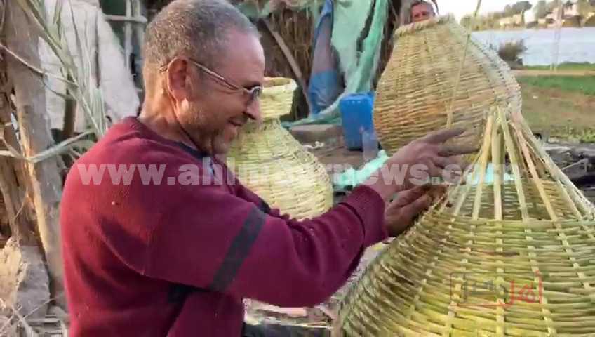 فقد بصره في صناعة الخوص بالبحيرة ورفض التخلي عنها 