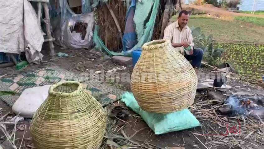 فقد بصره في صناعة الخوص بالبحيرة ورفض التخلي عنها 