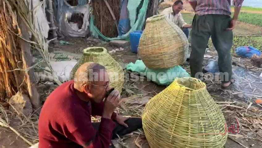 فقد بصره في صناعة الخوص بالبحيرة ورفض التخلي عنها 