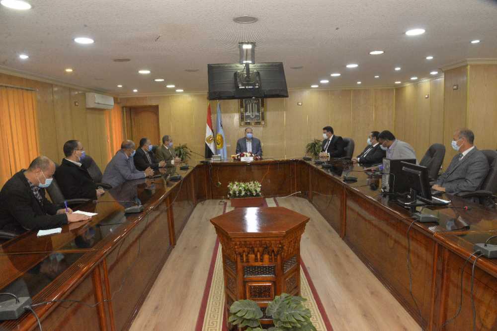 محافظ أسيوط يلتقى مدير بنك مصر وممثل وزارة قطاع الاعمال 