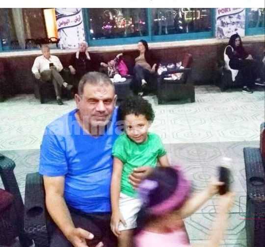 والد الشهيد احمد ابو العطا مع حفيده