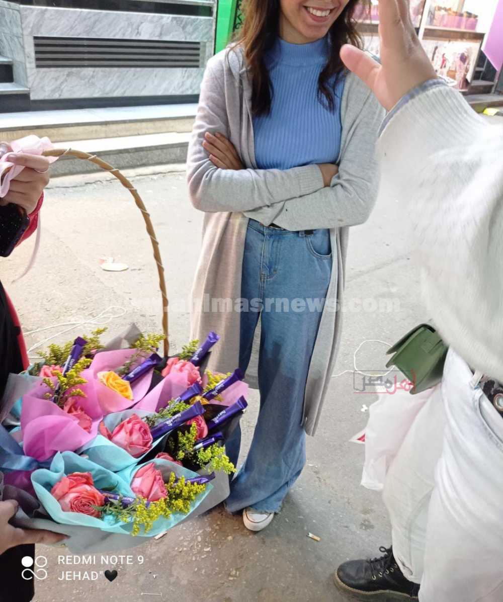 طالبة ثانوية توزع الورود في شوارع قنا