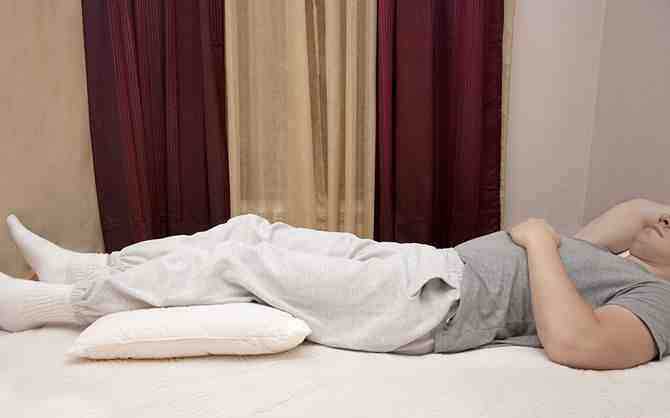 طريقة النوم الصحيحة لمرضى الانزلاق الغضروفي