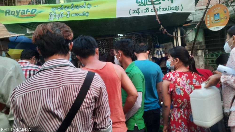 طوابير لشراء الأغذية وسحب الأموال في ميانمار 