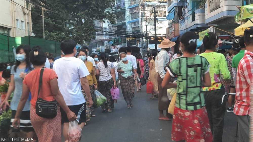طوابير لشراء الأغذية وسحب الأموال في ميانمار 