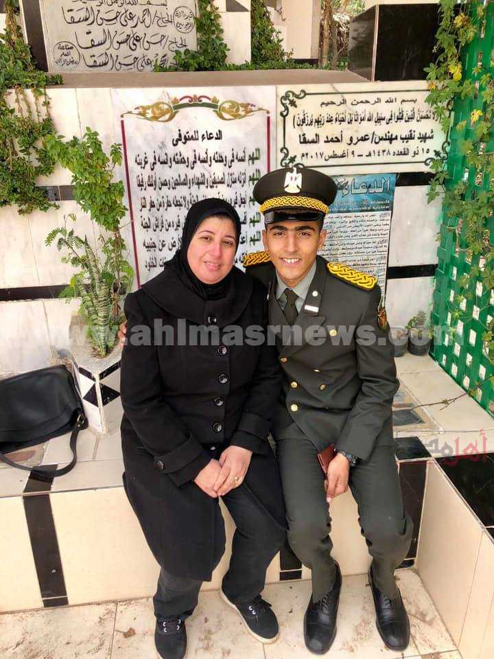 عبد الرحمن و والدته اثناء زيارته لشقيقة  بالمقابر فى اول اجازة له بعد التحاقه بالفنية العسكرية 