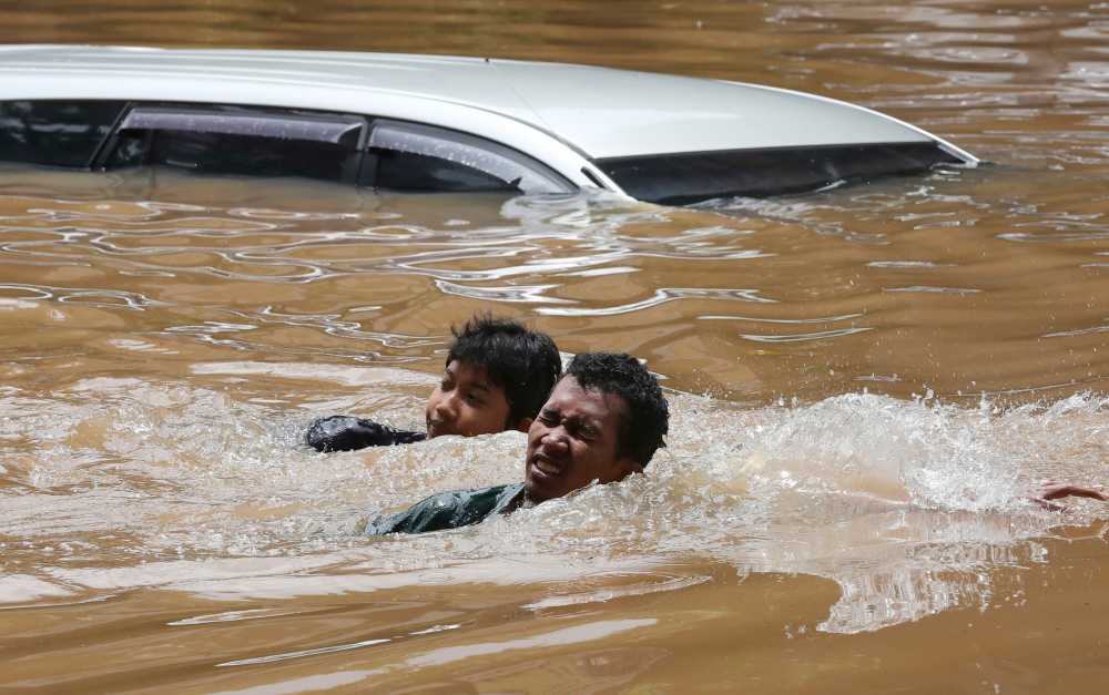 غرق الناس في فيضانات اندونيسيا