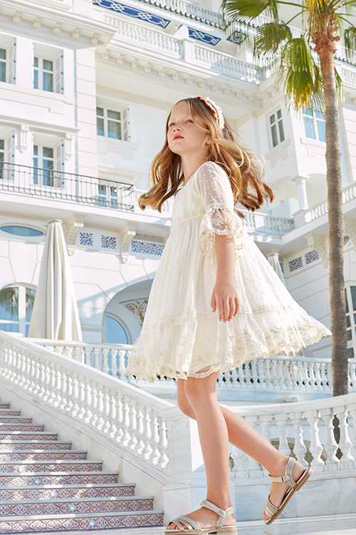 فستان أبيض ودانتيل للأطفال