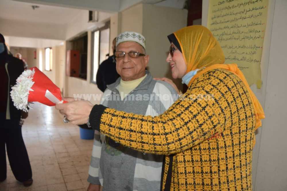 مجلس الشباب المصري ببورسعيد يوزع الورود على نزلاء دار المسنين بمناسبة عيد الحب