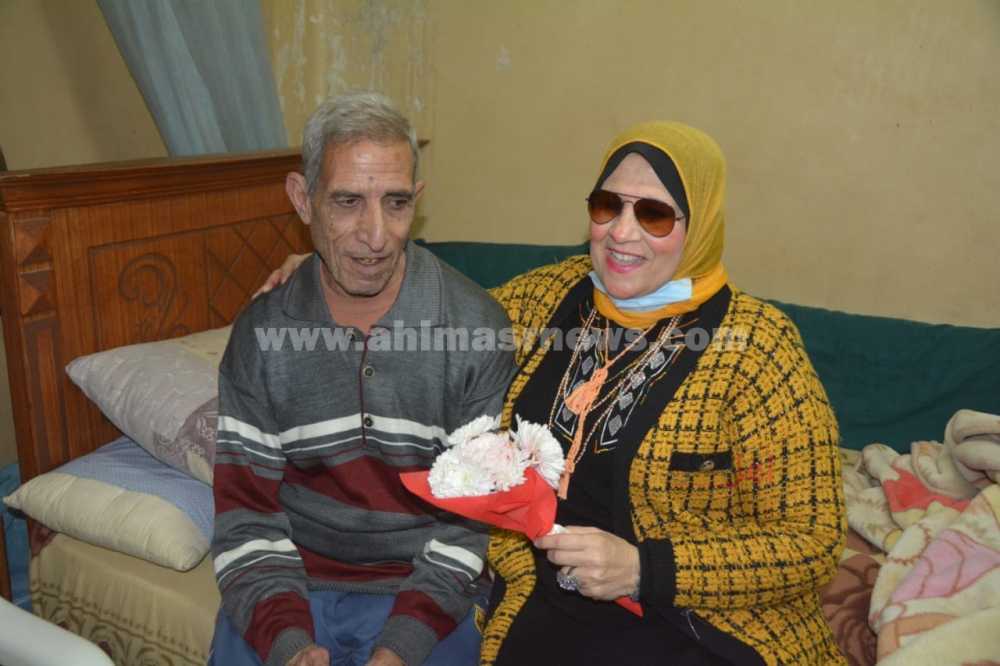 مجلس الشباب المصري ببورسعيد يوزع الورود على نزلاء دار المسنين بمناسبة عيد الحب
