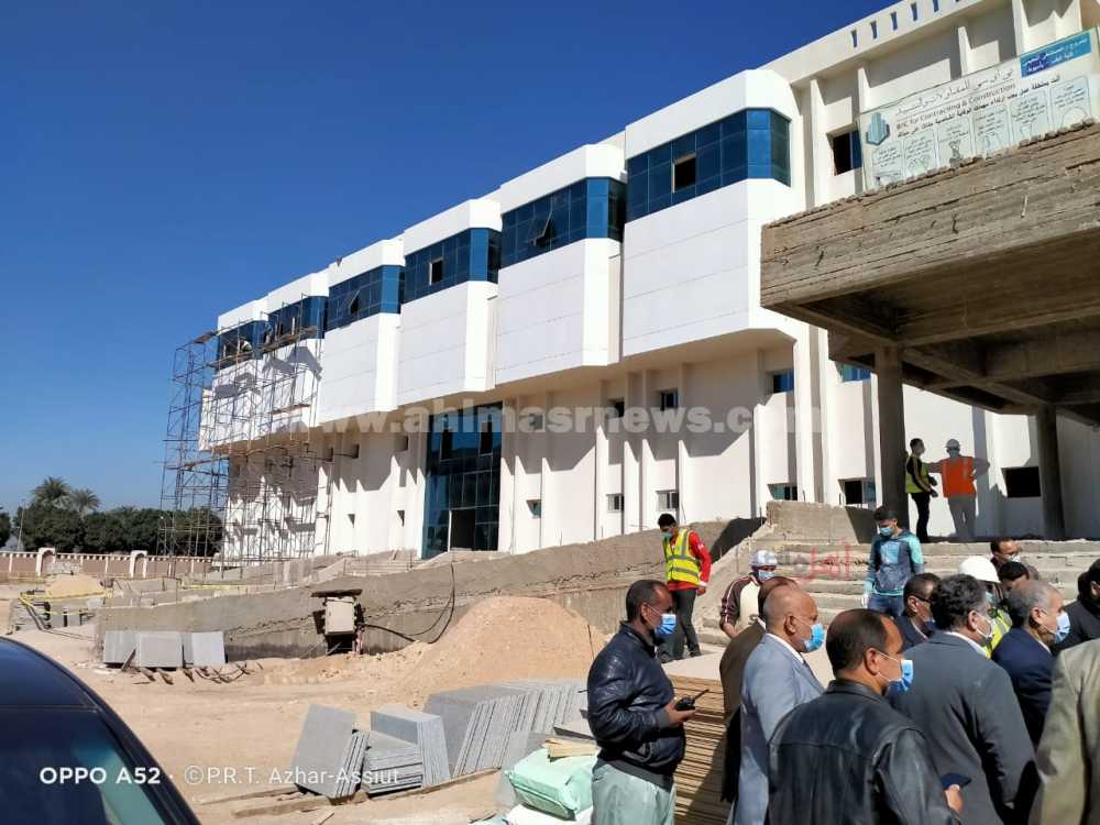 نائب رئيس جامعة الأزهر للوجه القبلى يتفقد أنشاءات بالمستشفى 