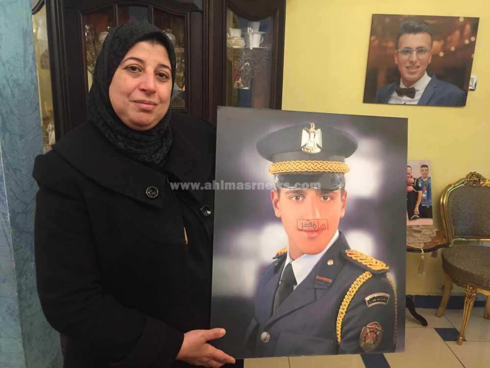 والدة عمرو حولت المنزل الى متحفا لصور ابنها الشهيد