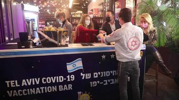لقاح إسرائيلين في حانة
