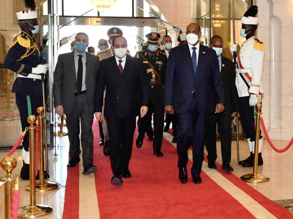 الرئيس السيسي مع رئيس مجلس السيادة السوداني