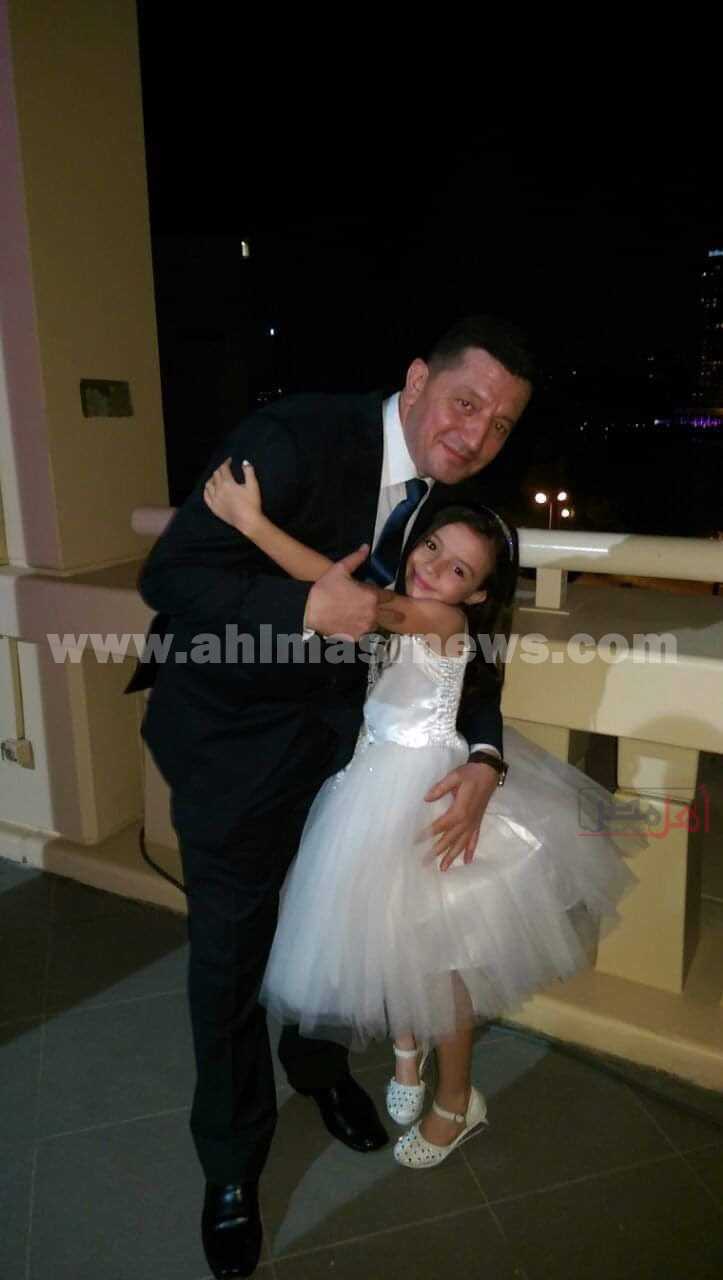 الشهيد مصطفى عبيدو مع ابنته لوجين