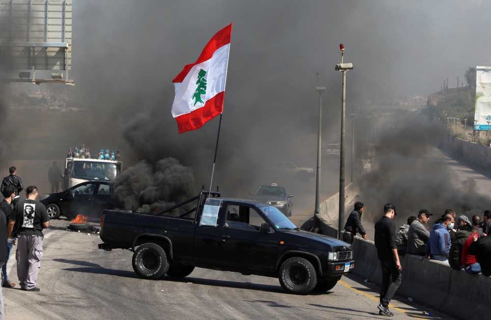 المتظاهرون في لبنان يغلقون الطرق بـ 