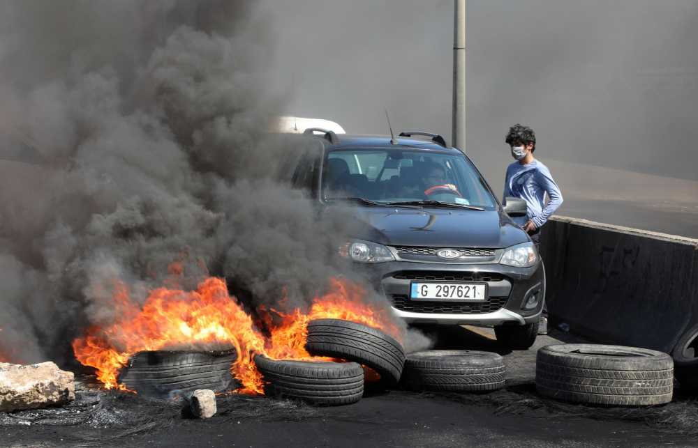 المتظاهرون في لبنان يغلقون الطرق بـ 