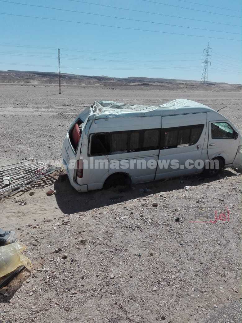 انقلاب سيارة ميكروباص على طريق قنا_سفاجا