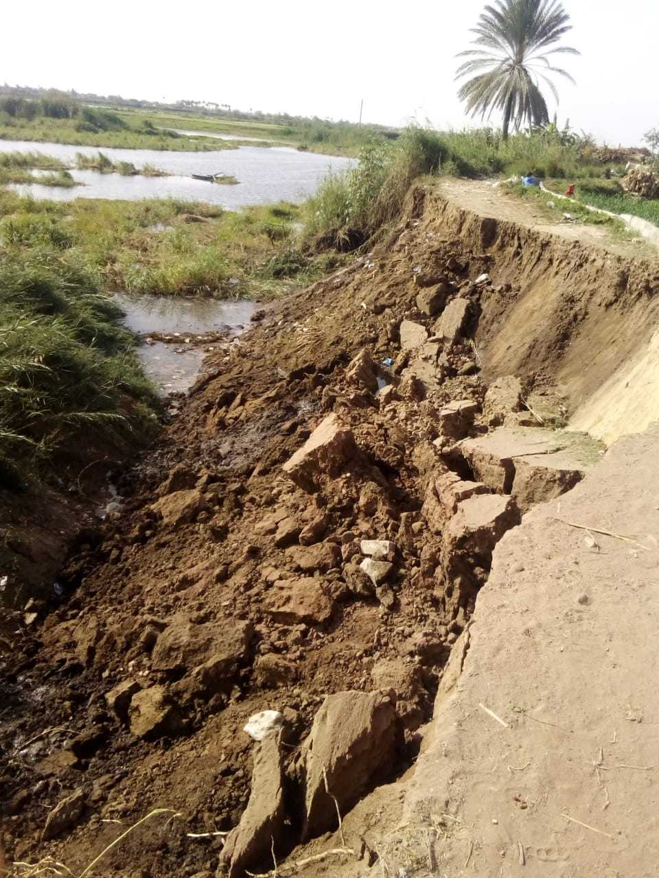 انهيار الجسر الترابي الفاصل بين نهر النيل وقرية الجزيرة الشقراء بالصف