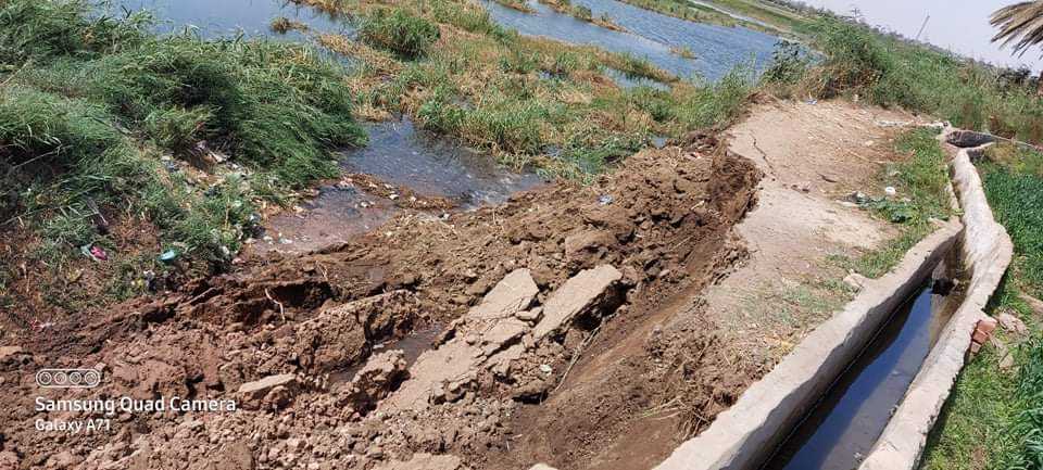 انهيار الجسر الترابي الفاصل بين نهر النيل وقرية الجزيرة الشقراء بالصف