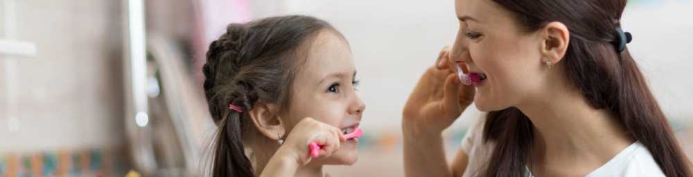 تعليم طفلك تنظيف الاسنان بالفرشاة