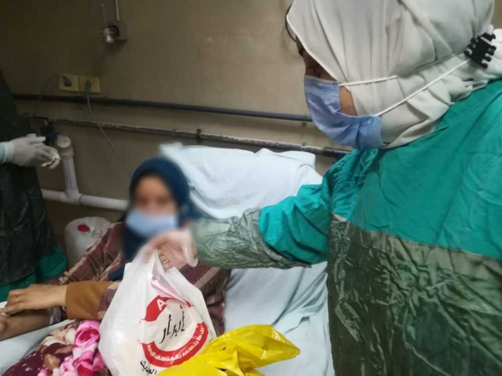 توزير هدايا على الأمهات داخل مستشفى العزل ببني سويف في عيد الام