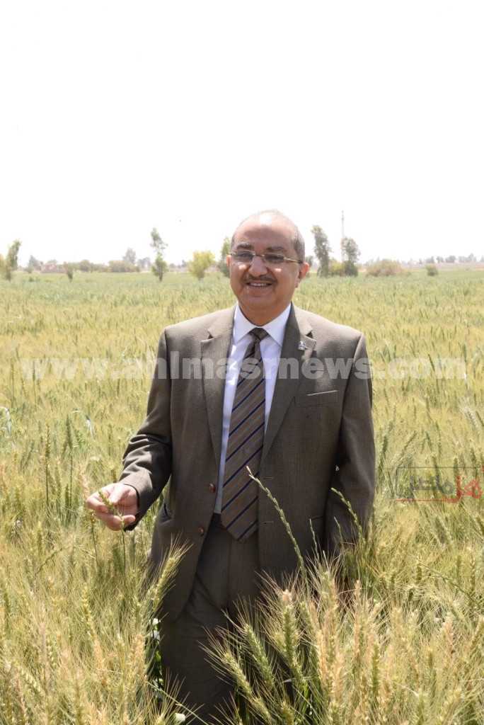 رئيس جامعة أسيوط بمزارع الجامعة 