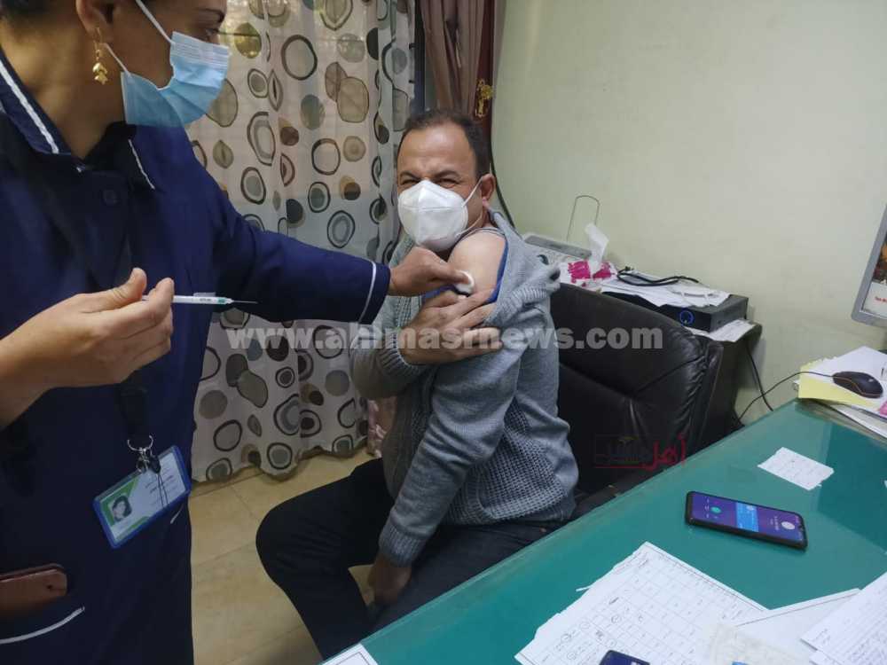 مدير مستشفى الأيمان والغنايم بأسيوط يتلقون تطعيم كورونا 