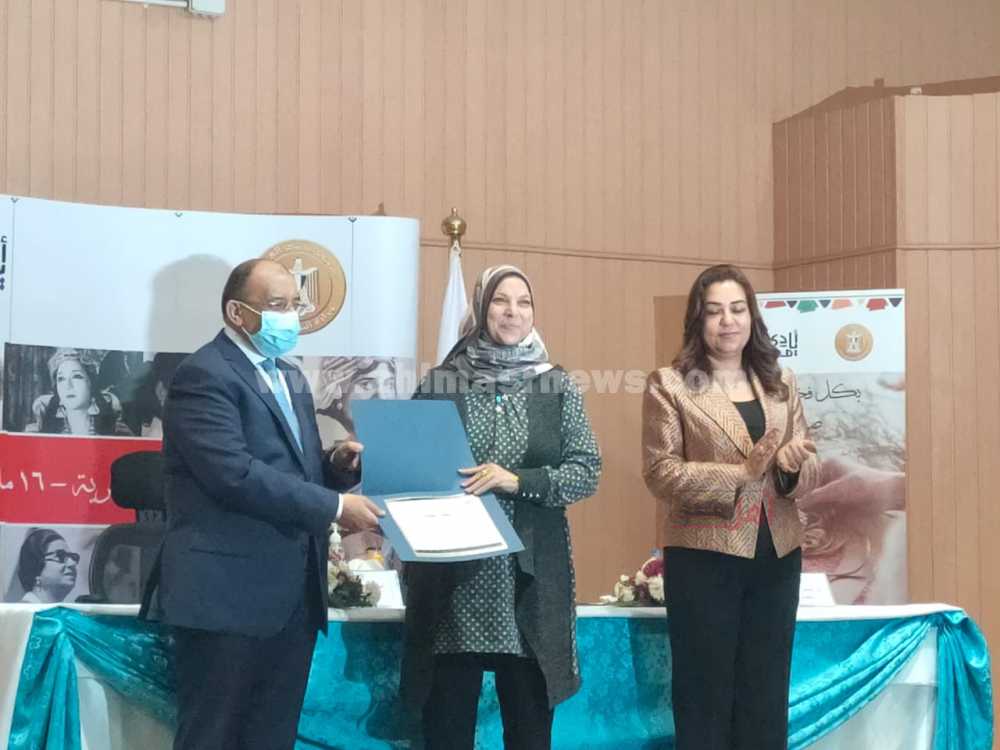وزير التنمية المحلية يكرم رئيس مدينة القوصية 