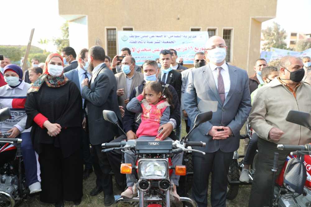 وزيرة التضامن ومحافظ بنى سويف يسلمون الدراجات البخارية 