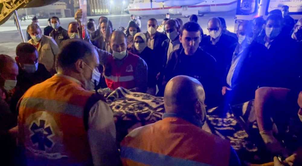 وزيرة الصحة تصل إلي القاهرة برفقة 3 من مصابي حادث قطاري سوهاج