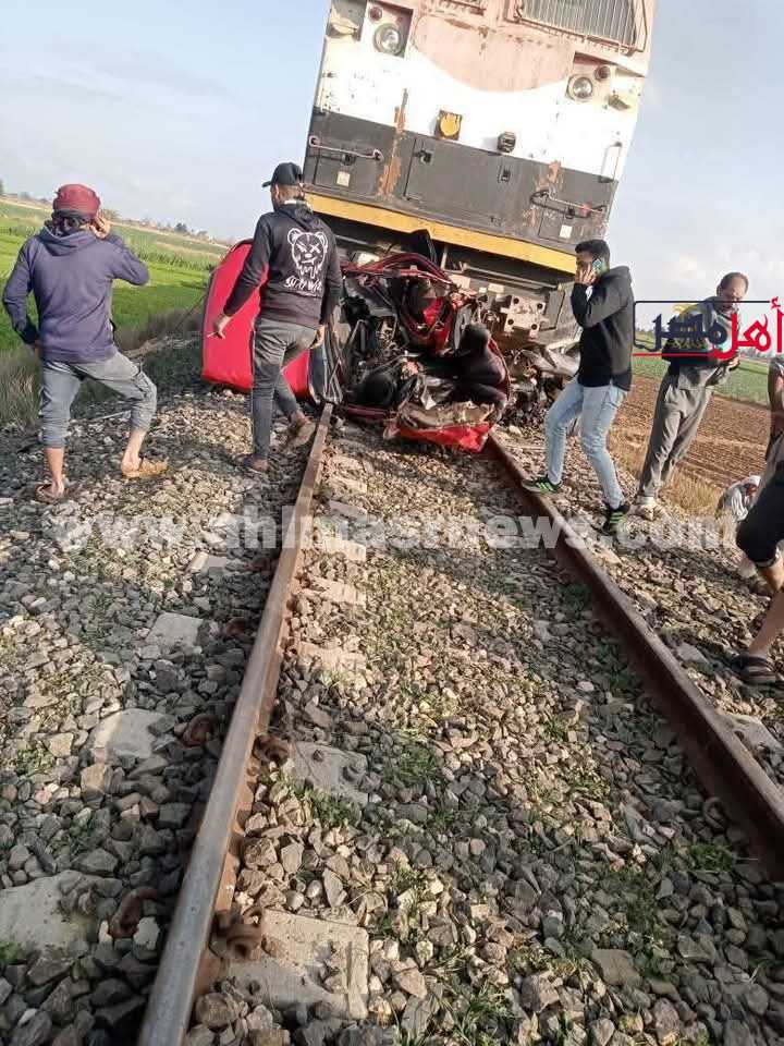 قطار يصدم سيارة ربع نقل في البحيرة