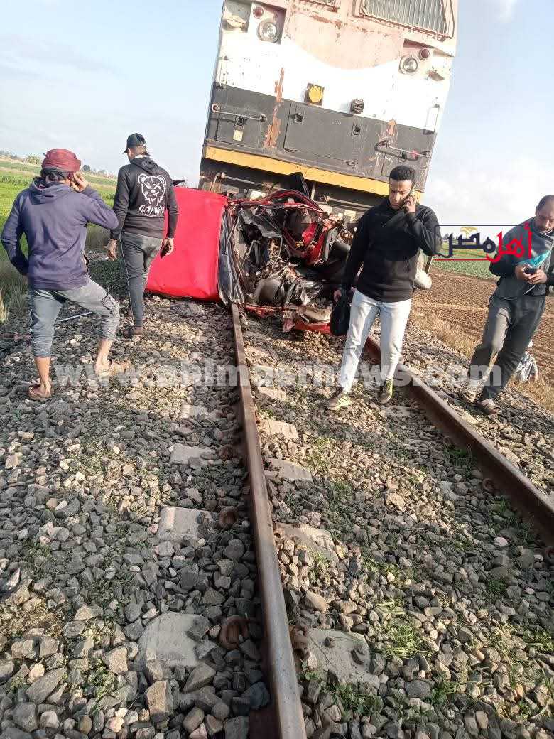 قطار يصدم سيارة ربع نقل في البحيرة