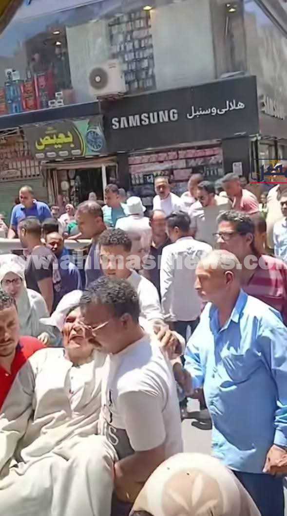 إصابة شخصين جراء سقوط عمود كهرباء