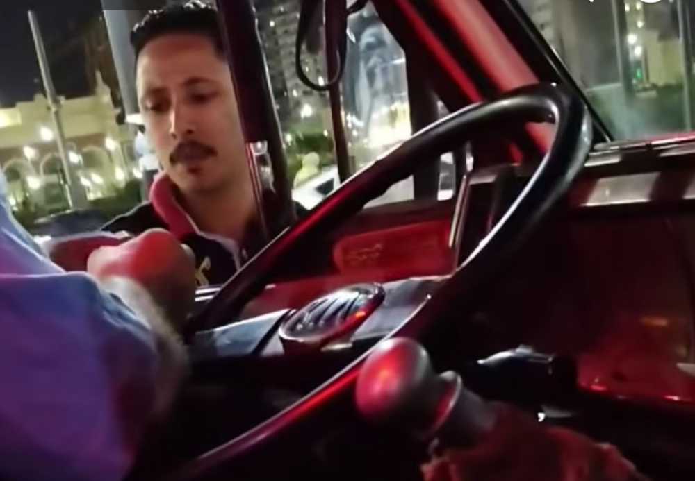 شاب يهدد سائق بالإسكندرية
