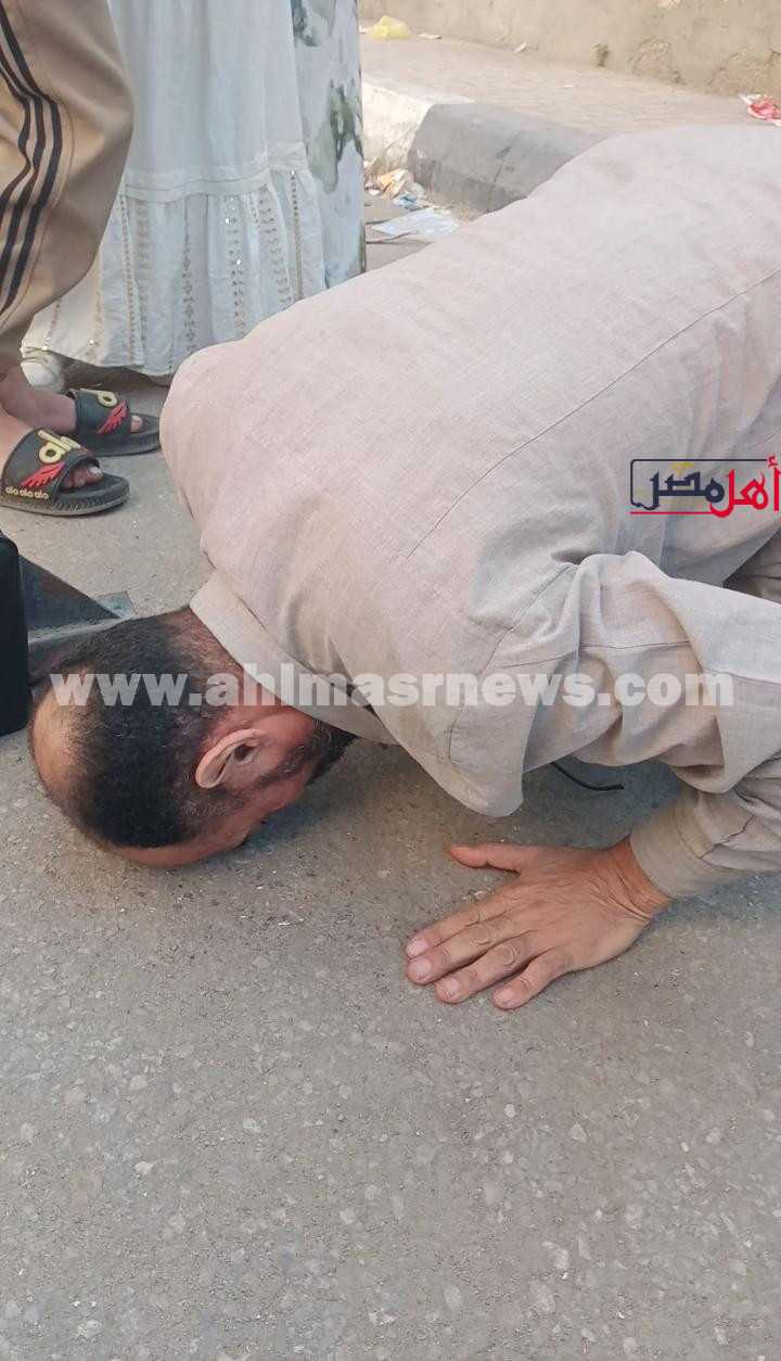 لحظة خروج عم بنات البحيرة بعد البراءة